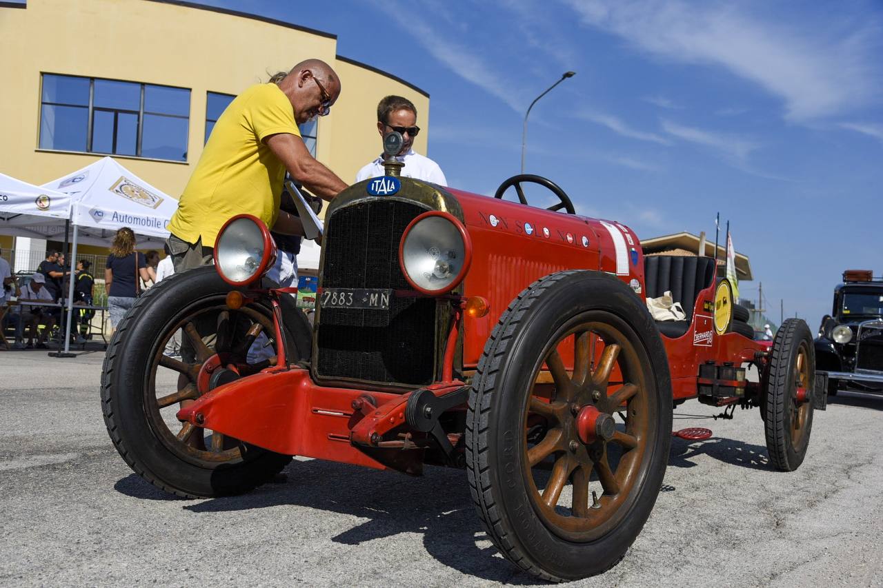 Ruote nella Storia ad Atri conquista appassionati e avventori.