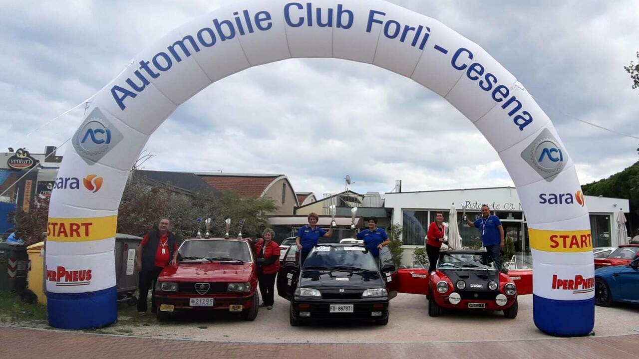 Ruote nella Storia: Il Fascino delle Auto d’Epoca tra le Colline Forlivesi.