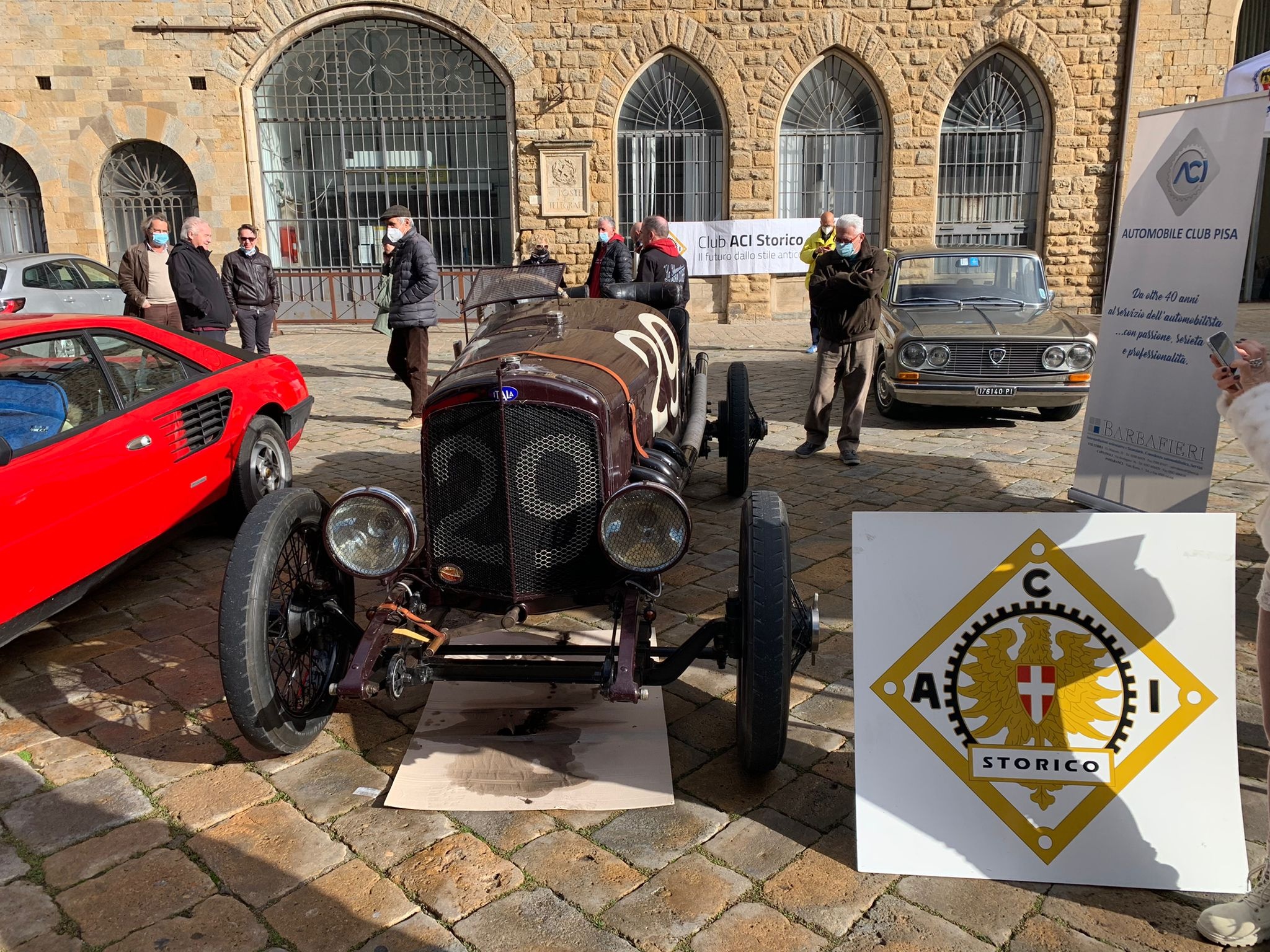 Ruote nella Storia a Pisa: Un Connubio Tra Passione per le Vetture Storiche e Solidarietà Post Alluvione.