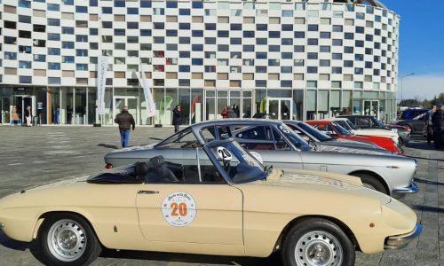 “Ruote nella Storia: Motori Storici e Dolci Meneghini, Celebrazione dei 120 anni di AC Milano a Milano”.