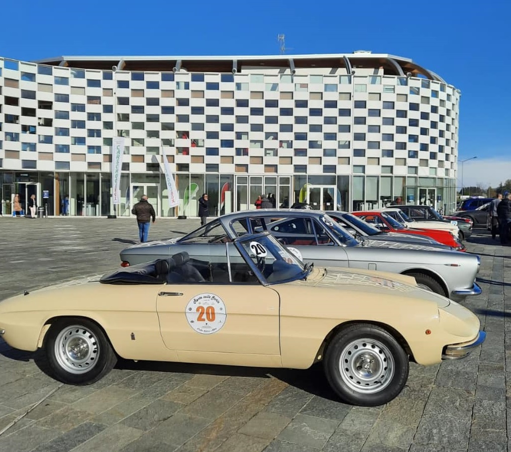 “Ruote nella Storia: Motori Storici e Dolci Meneghini, Celebrazione dei 120 anni di AC Milano a Milano”.