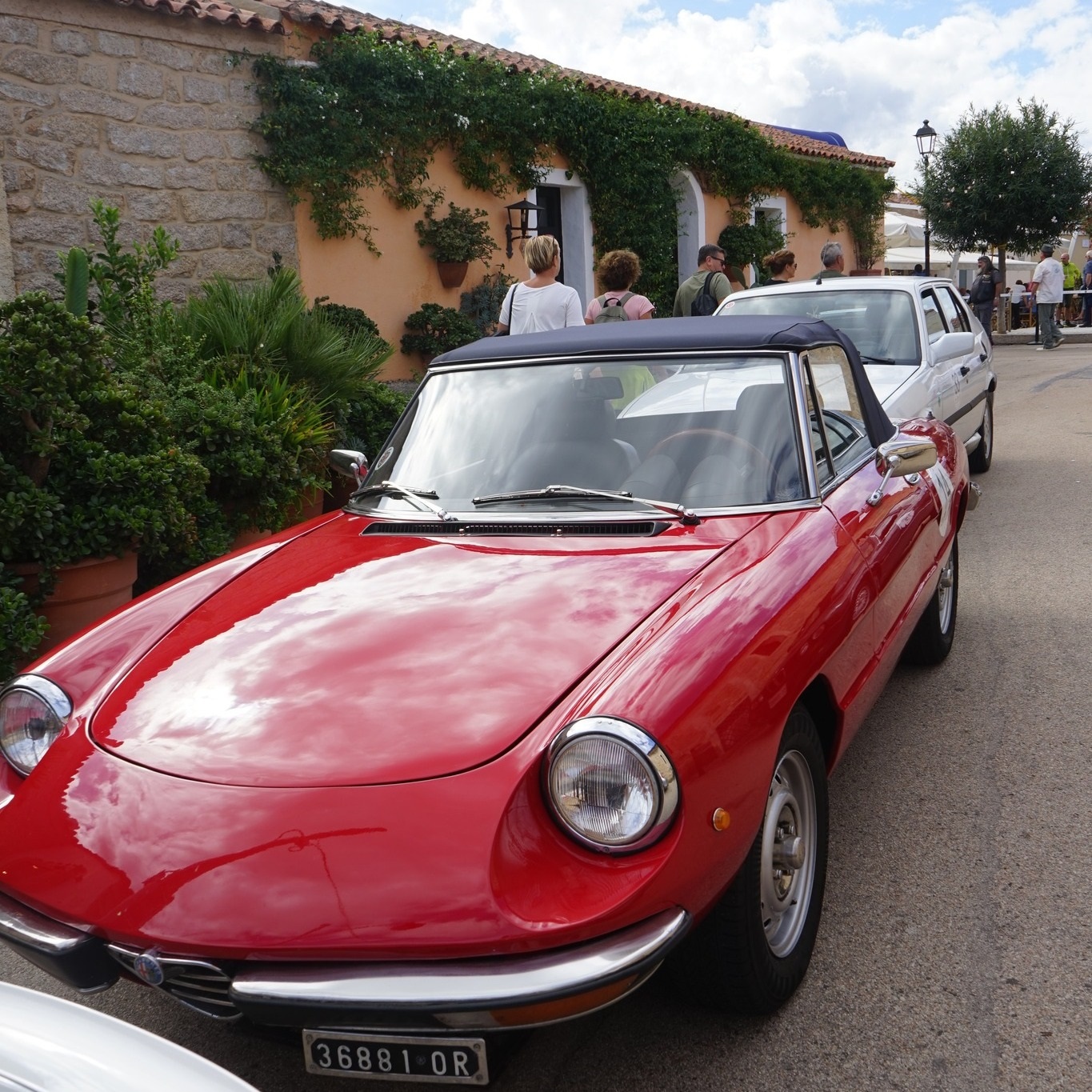 Ruote nella Storia: Un Viaggio nel Tempo e nella Cultura delle Auto d’Epoca in Sardegna.