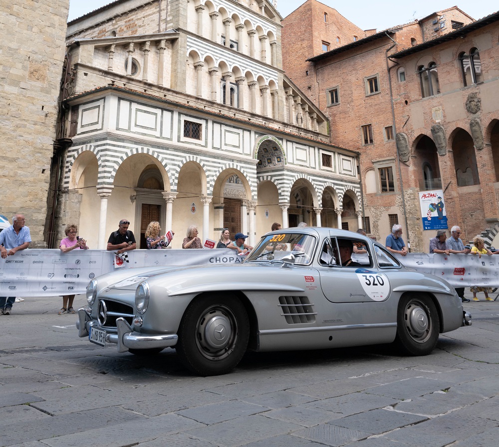 Mercedes Ali di Gabbiano alla 1000 Miglia 2024: Un’Esperienza Esclusiva per Tre Appassionati Fortunati.
