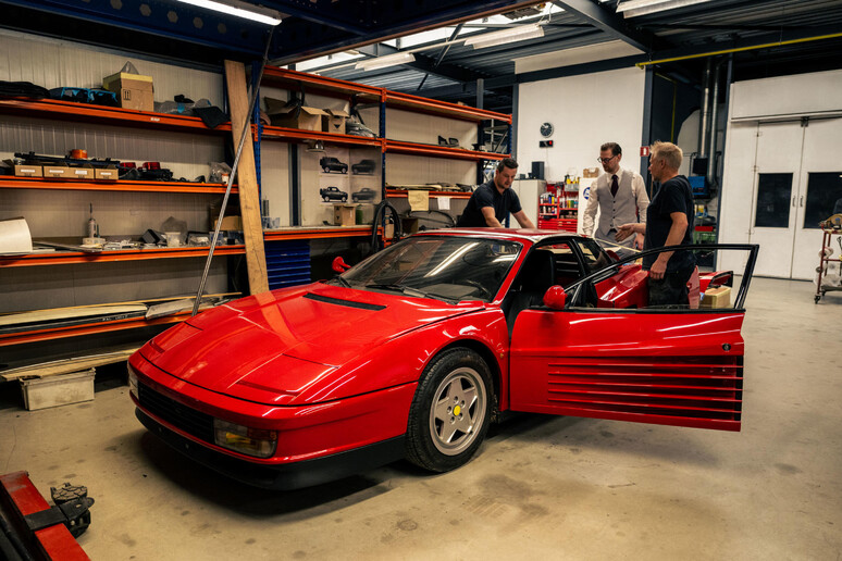 Niels van Roij Design Rinnova la Storica Ferrari Testarossa, Trasformandola in una Targa.