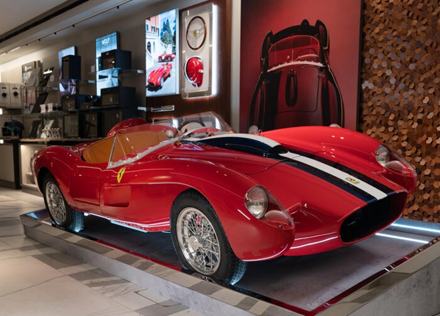 Esclusività a Misura di Natale: Harrods Ospita la Mini Ferrari Testa Rossa J da Collezione.