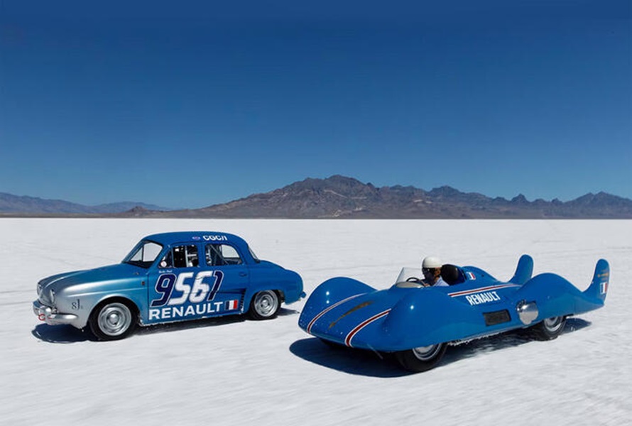 Renault Celebra la Sua Storia tra Terra e Cielo a Rétromobile.