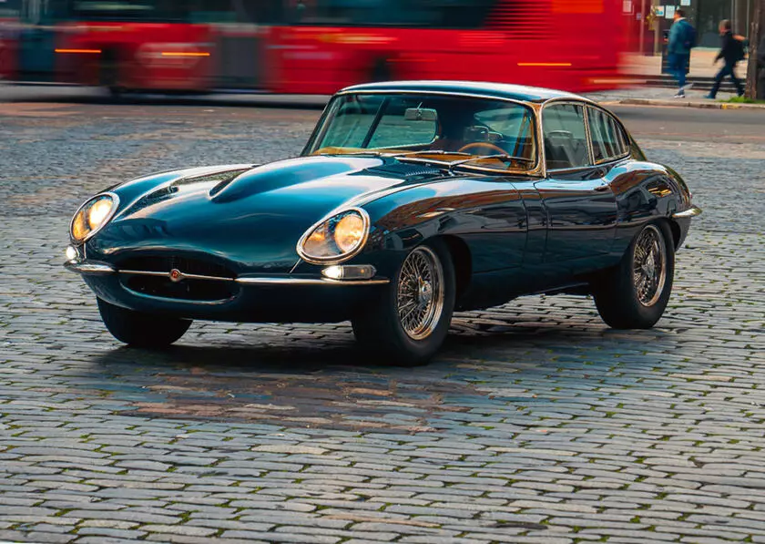 Helm E-Type: La storica Jaguar E-Type rinata con tecnologie moderne.
