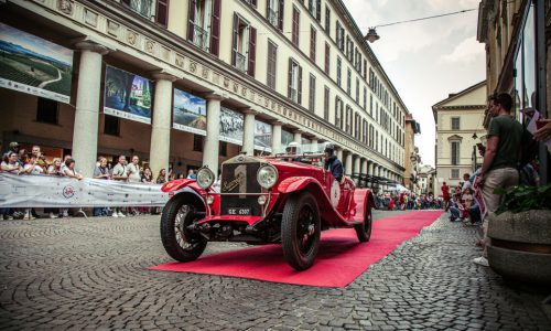L’Arrivo della 1000 Miglia a Torino: Emozione in Piazza San Carlo.