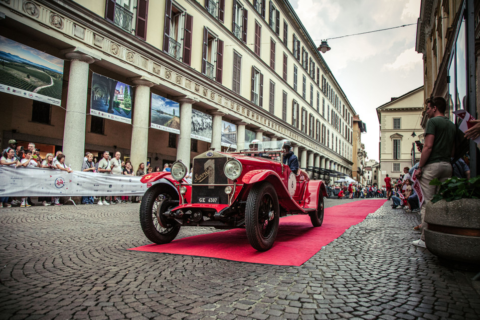 L’Arrivo della 1000 Miglia a Torino: Emozione in Piazza San Carlo.