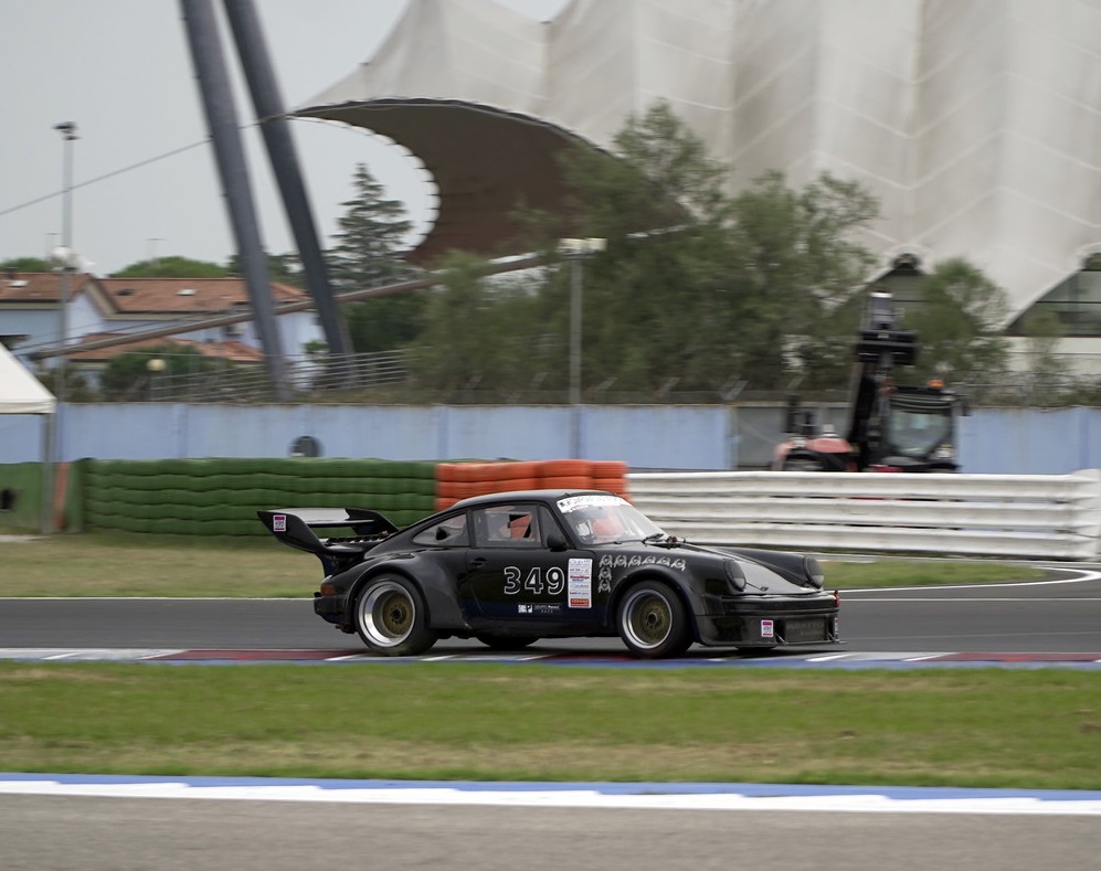 Il CIVCA dà spettacolo a Misano: terza vittoria per la Porsche 930 di Ronconi-Gulinelli.