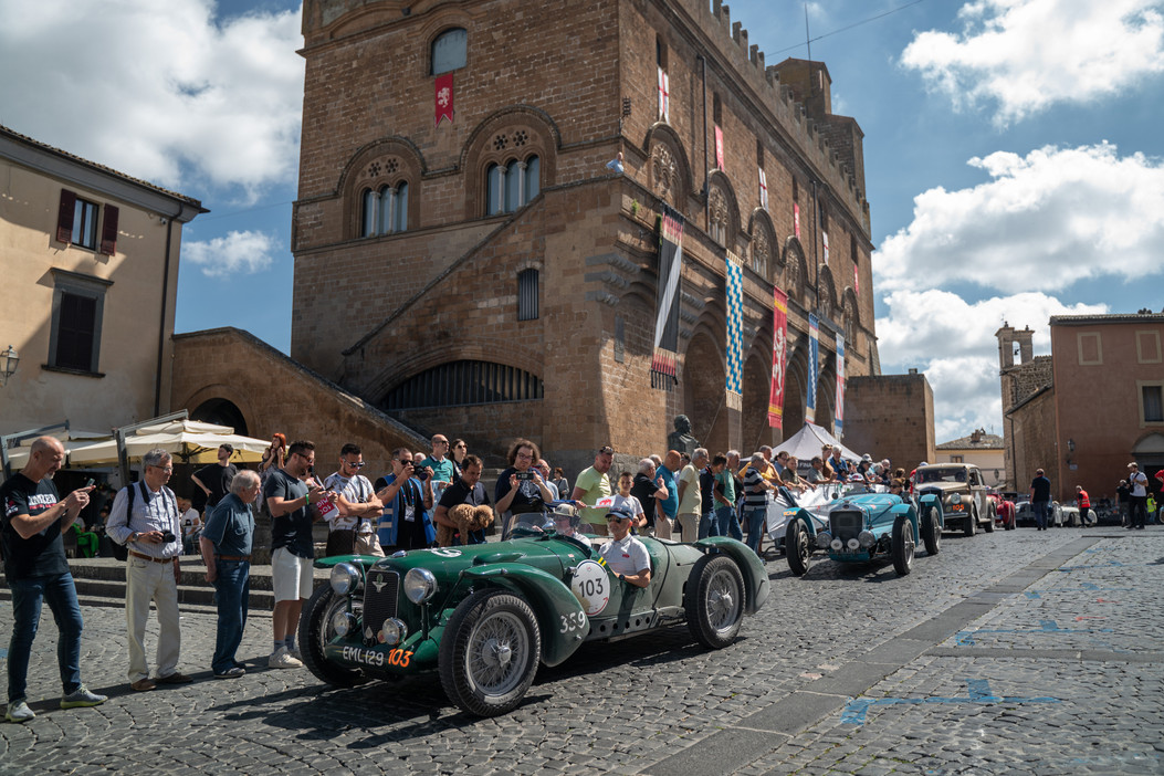La 1000 Miglia Riparte da Roma: Un’Affascinante Avventura tra Storia e Competizione.