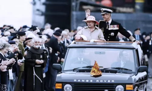 Pebble Beach Concours d’Elegance omaggia la Regina Elisabetta II con una Collezione di Veicoli Storici.
