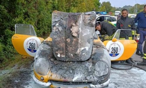 Ferrari d’epoca in fiamme sulla provinciale: danni ingenti per un’auto da 2,5 milioni.