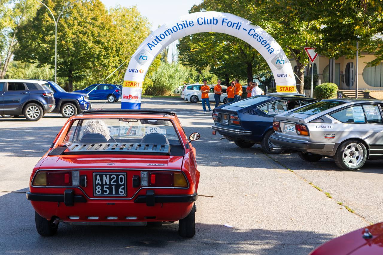 Le Auto d’Epoca sfilano tra i tesori di Longiano per Ruote nella Storia.