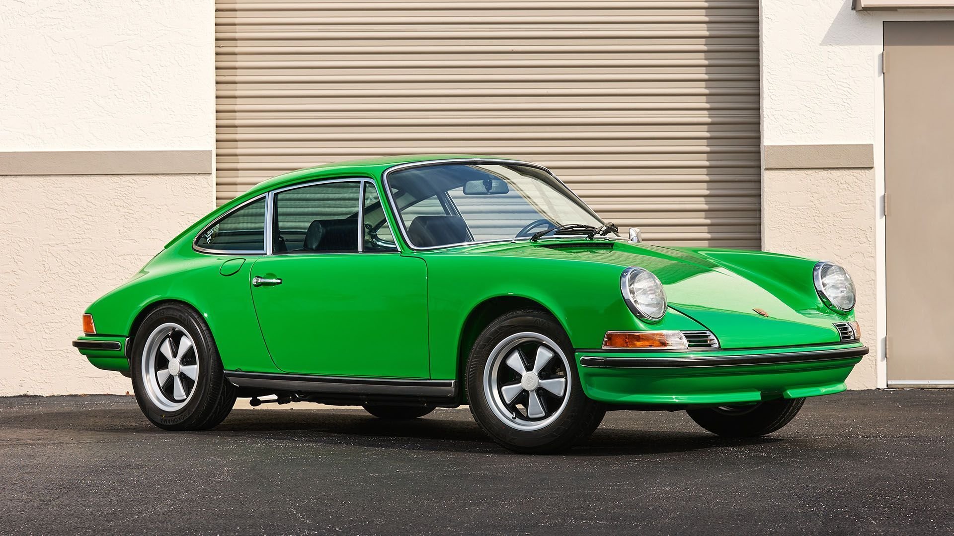 Porsche 911 60 Years: sei decenni di eccellenza in un libro imperdibile.