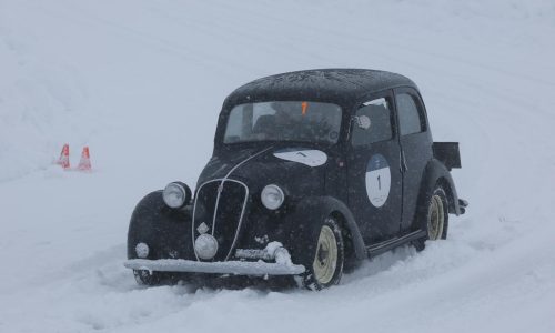 La Coppa delle Alpi 2025 celebra il fascino della Freccia Rossa tra neve e leggenda.