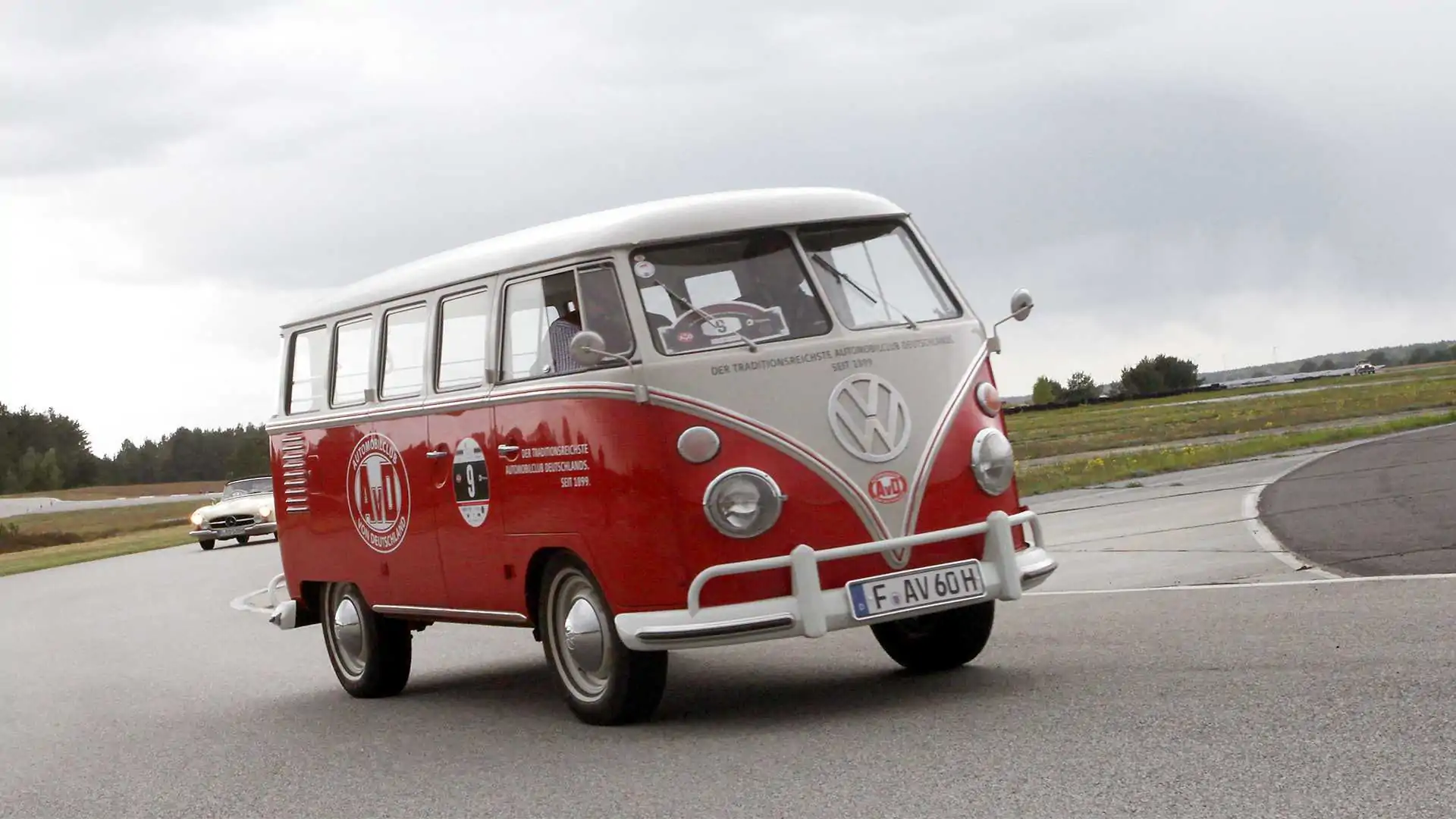 Volkswagen “Bulli”: 75 anni di Storia e Leggenda.