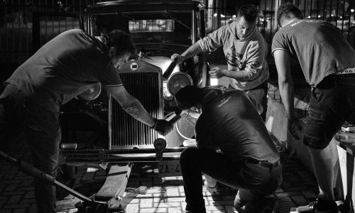 Nel cuore della corsa: i meccanici della 1000 Miglia protagonisti di una mostra fotografica al MO.CA di Brescia.