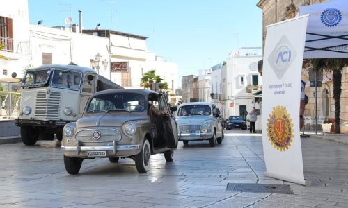 Brindisi accoglie “Ruote nella Storia”: motori d’epoca sul Lungomare e nella Cittadella della Marina.