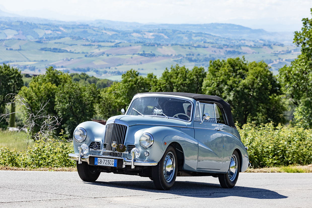 “Andar per borghi e castelli”: le auto d’epoca conquistano Precicchie.