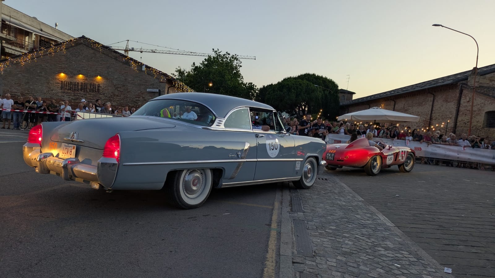 Verso il tramonto, tra arte, salite e Repubbliche: la 1000 Miglia abbraccia San Marino e il mare.