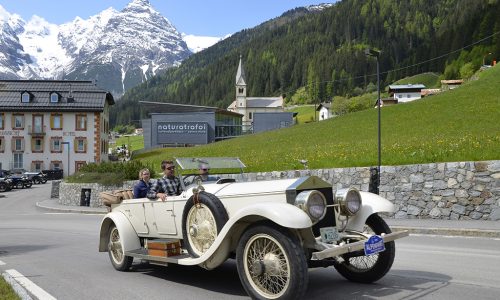Due secoli sulla via più alta d’Europa: “200 Stelvio” accende la passione per la storia su ruote, tra ingegno, memoria e futuro sostenibile.