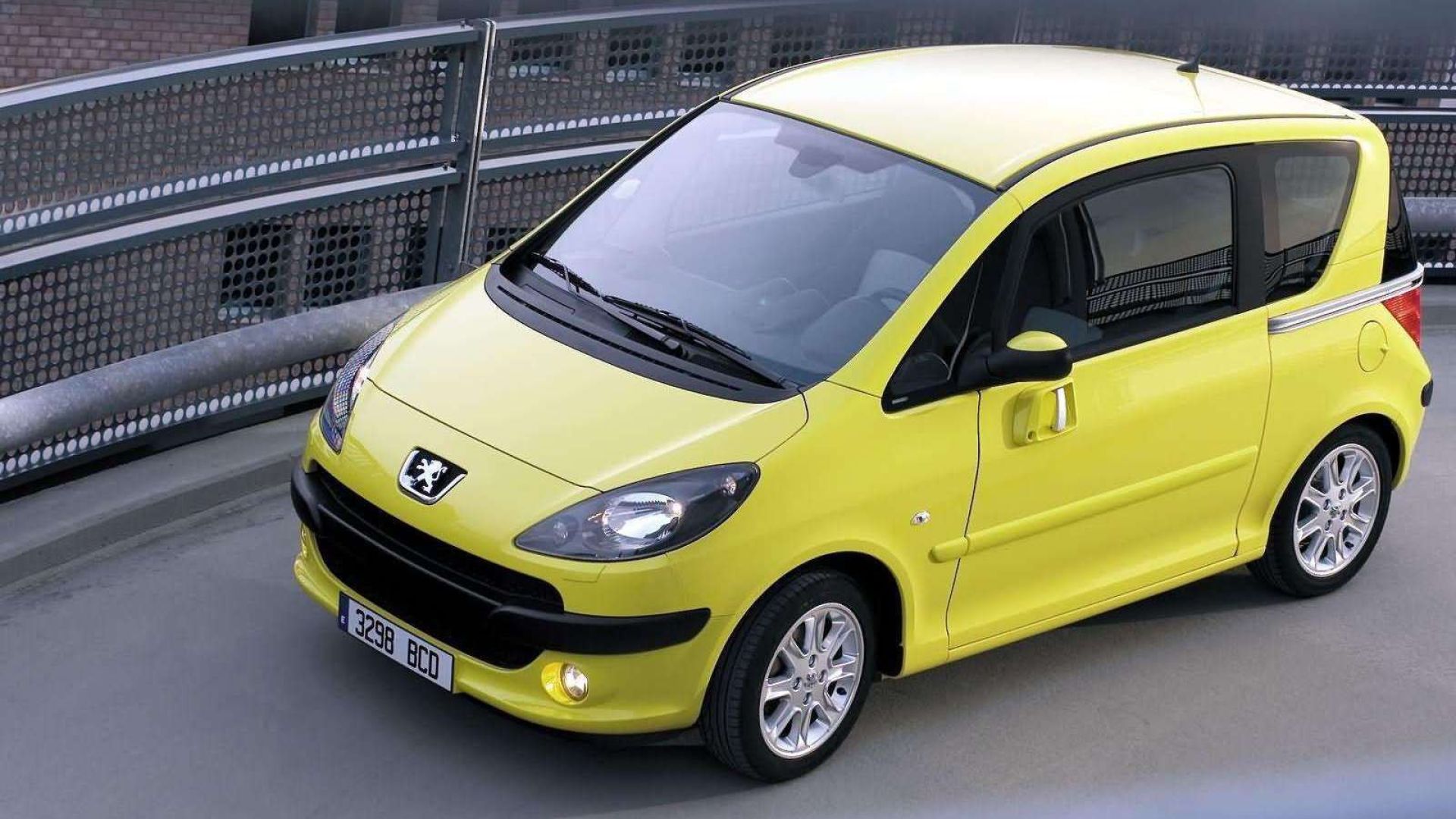 Vent’anni di Peugeot 1007: le porte scorrevoli che aprirono un nuovo modo di vivere la città.