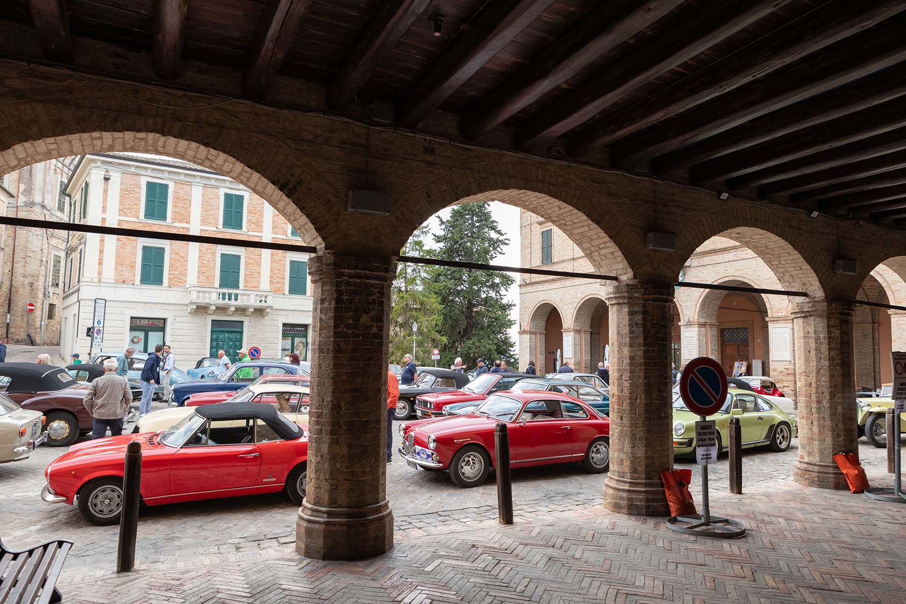 La magia della Due Giorni del Conero: auto d’epoca tra panorami marchigiani e cultura senza tempo.