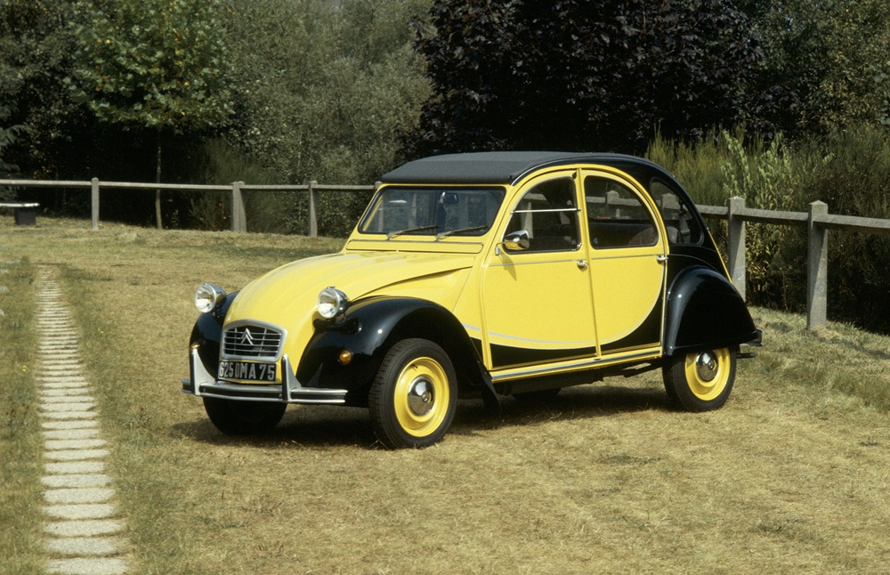Et voilà, la 2CV: 77 anni della leggenda Citroën che insegnò la libertà su quattro ruote.