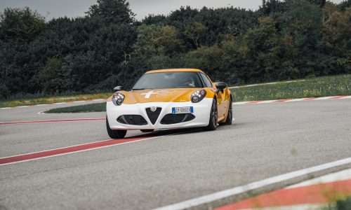 Alfa Romeo 4C Collezione GT “Nicola Larini”: Stellantis Heritage consegna il primo esemplare “Giallo Ocra”.