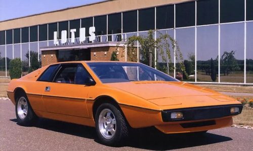 Lotus Esprit: 50 anni di un’icona nata dal genio di Giugiaro e amata dal cinema.