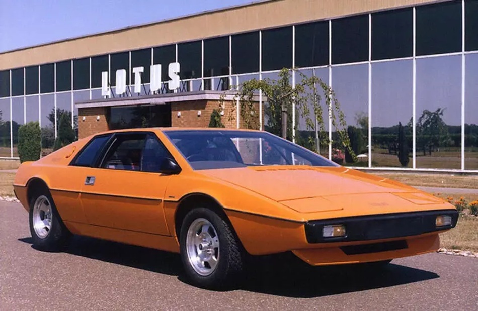Lotus Esprit: 50 anni di un’icona nata dal genio di Giugiaro e amata dal cinema.