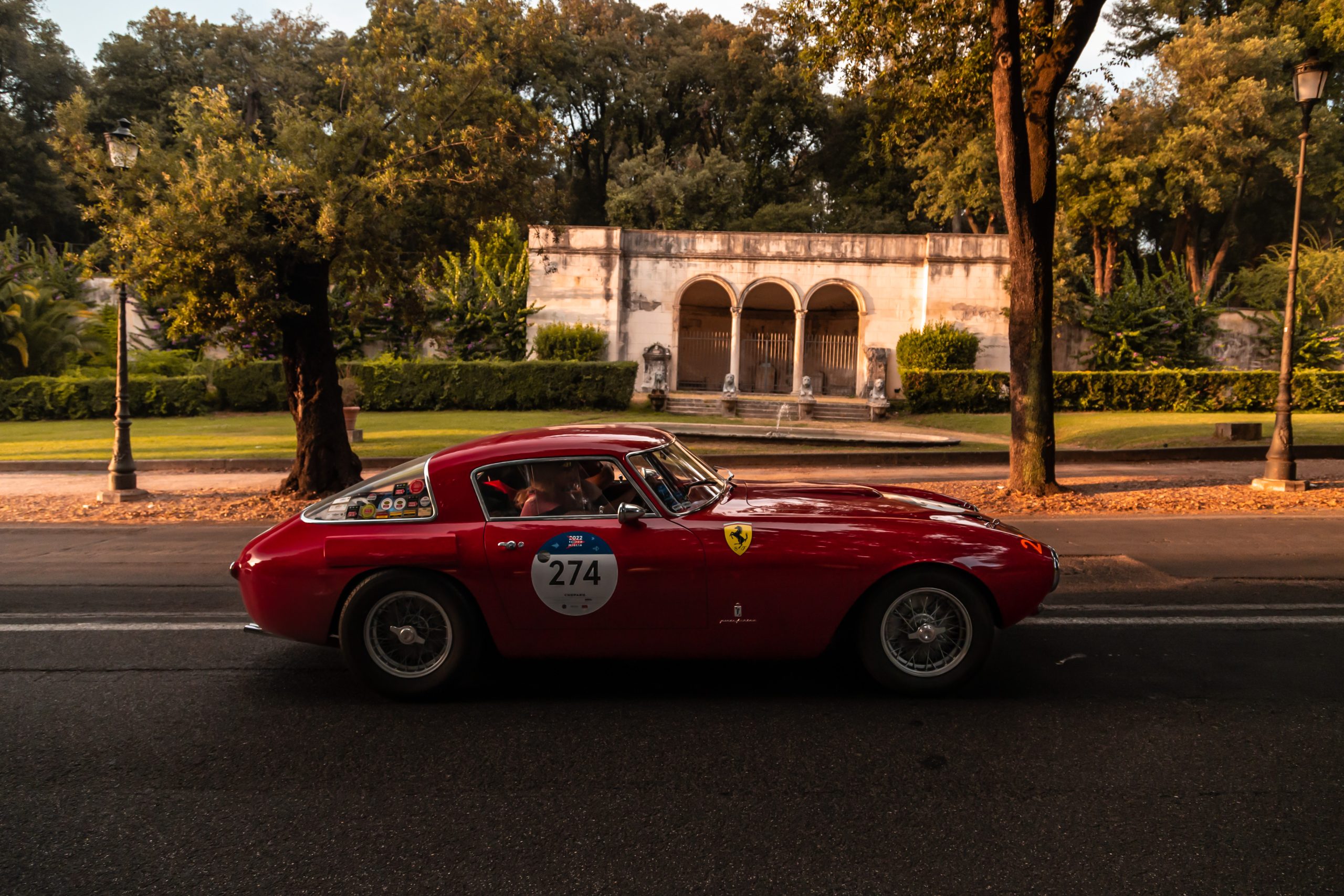 Ferrari Tribute 1000 Miglia 2026: aperte le iscrizioni per un viaggio tra storia e passione.