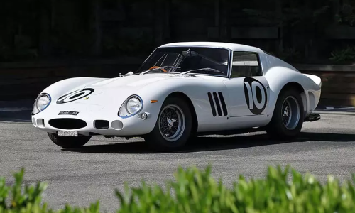 Ferrari 250 GTO bianca all’asta Mecum: 38,5 milioni di dollari tra mito, corse e un’anomalia che fa discutere.