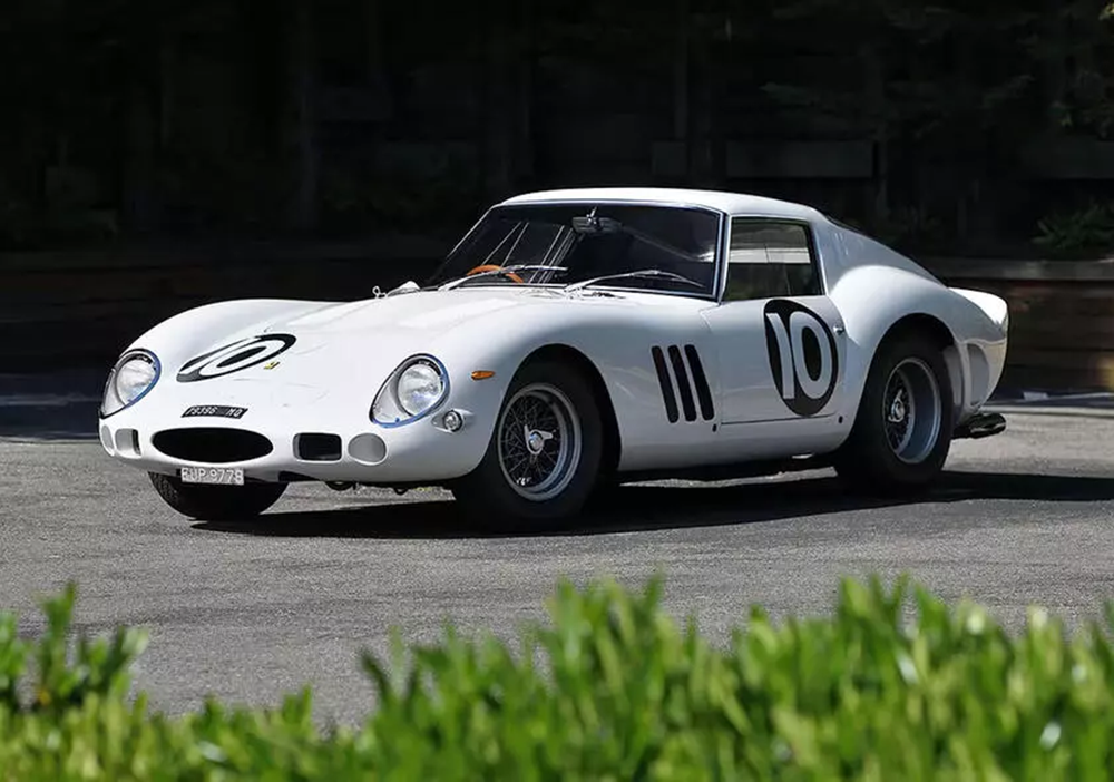 Ferrari 250 GTO bianca all’asta Mecum: 38,5 milioni di dollari tra mito, corse e un’anomalia che fa discutere.