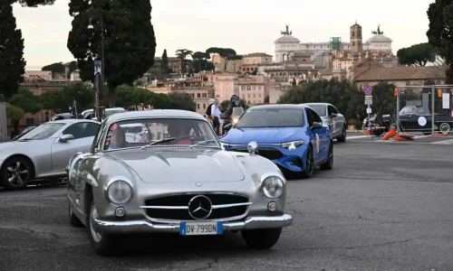Roma celebra 140 anni di Mercedes-Benz: un serpentone di storia e innovazione.