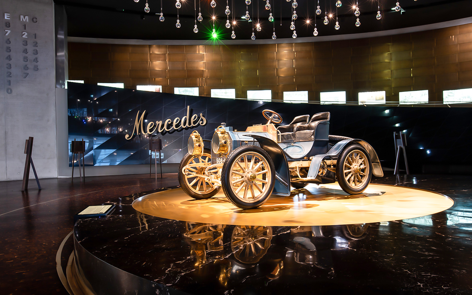 Il Museo Mercedes-Benz sfiora il milione di visitatori: la storia della Stella continua ad affascinare.