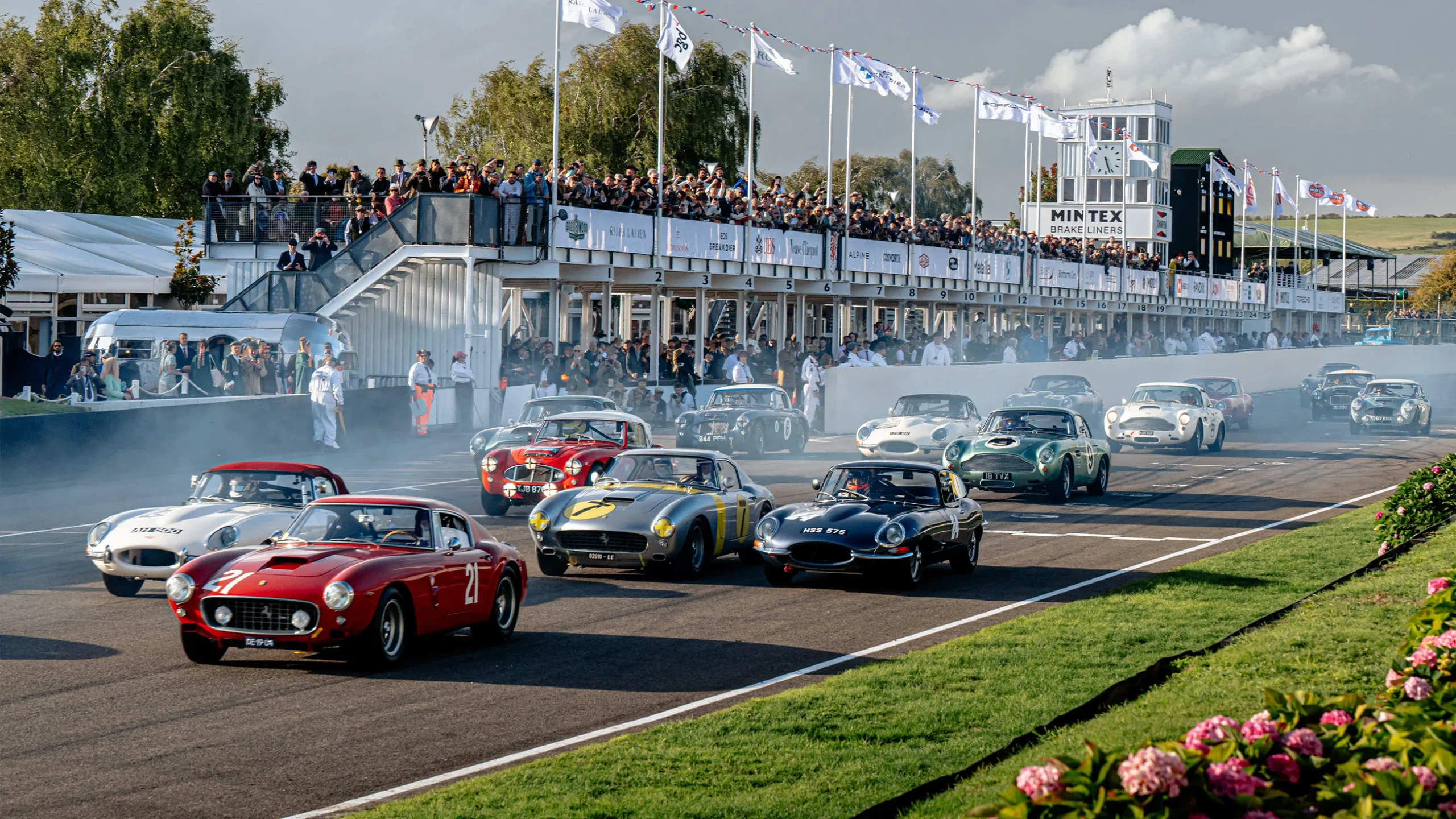 Goodwood Revival 2026, quando il motorsport diventa una macchina del tempo.