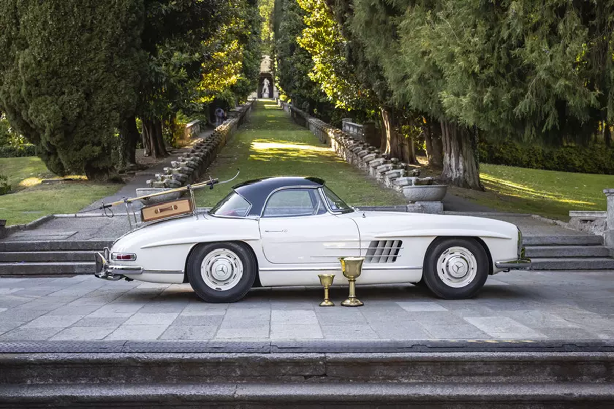Concorso d’Eleganza Villa d’Este 2026, la Coppa d’Oro premia una Mercedes-Benz 300 SL Roadster del 1963.