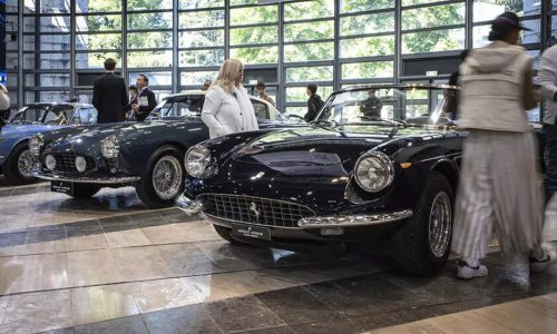 Ferrari regina sul Lago di Como: a Villa d’Este il Cavallino domina l’asta Broad Arrow.