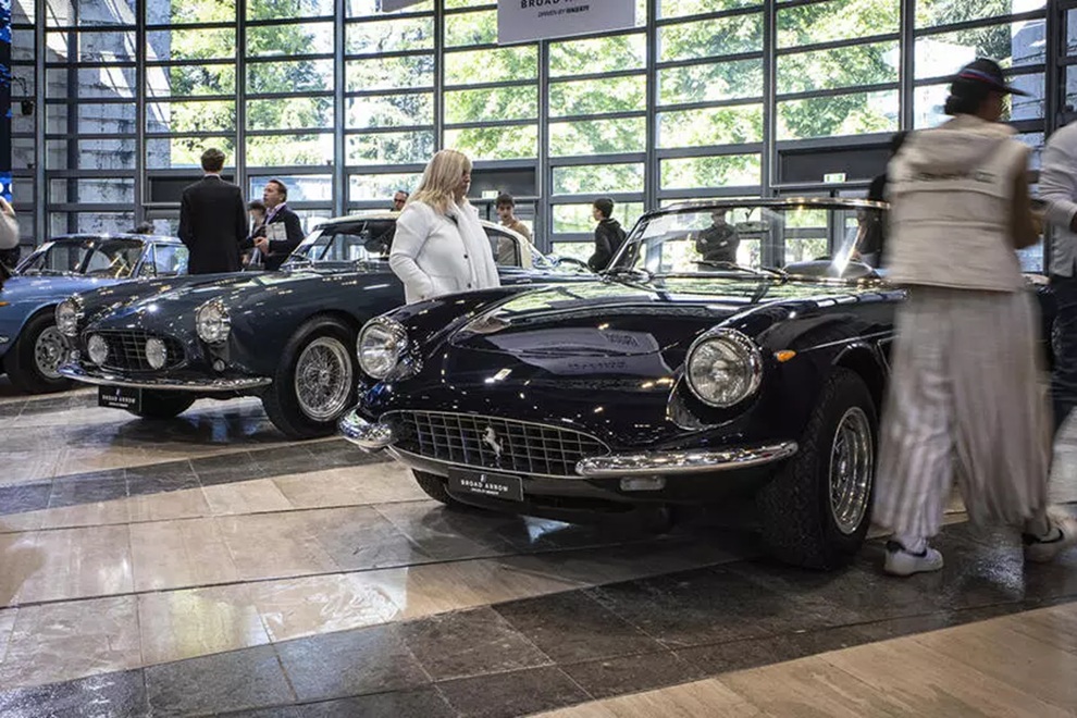 Ferrari regina sul Lago di Como: a Villa d’Este il Cavallino domina l’asta Broad Arrow.