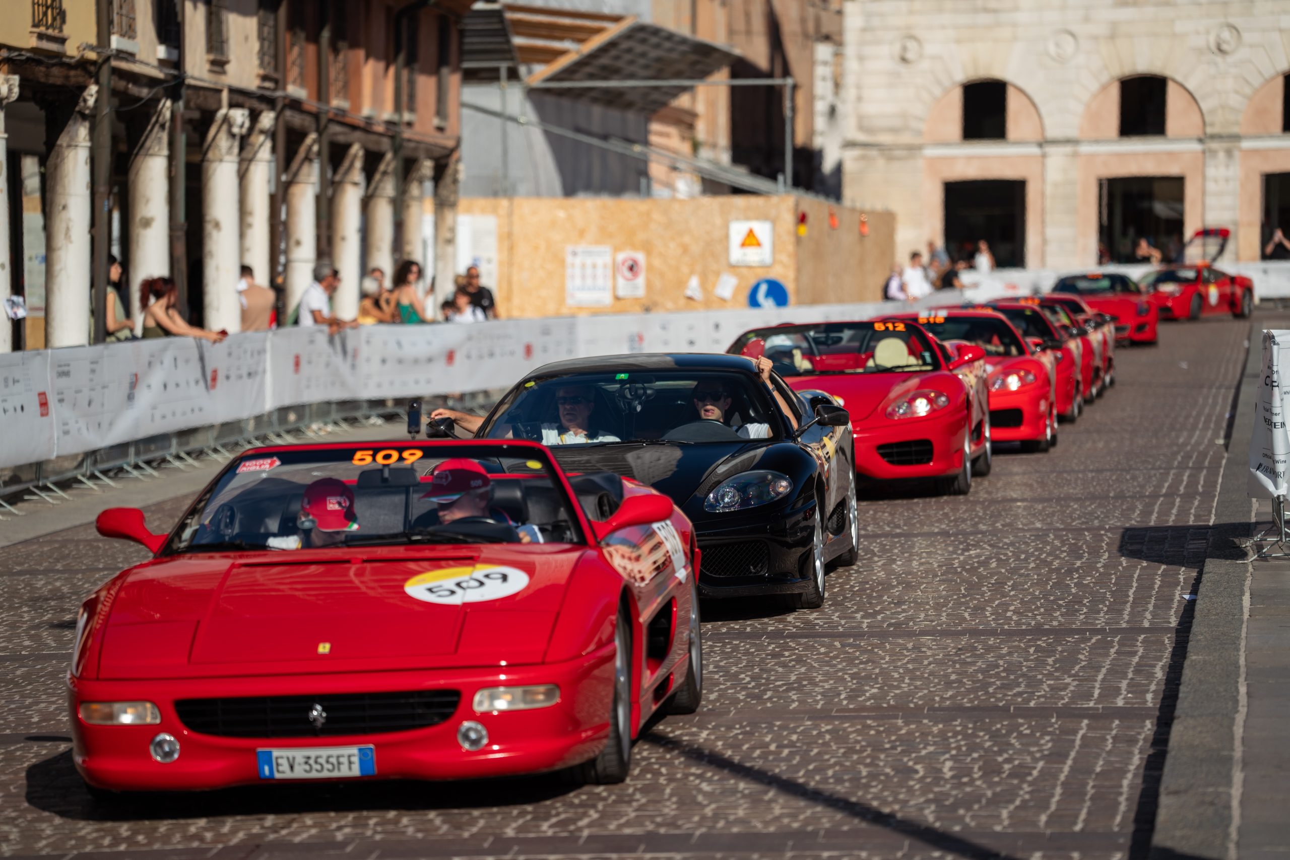 Ferrari Tribute 1000 Miglia 2026: il Cavallino Rampante apre la strada al mito.