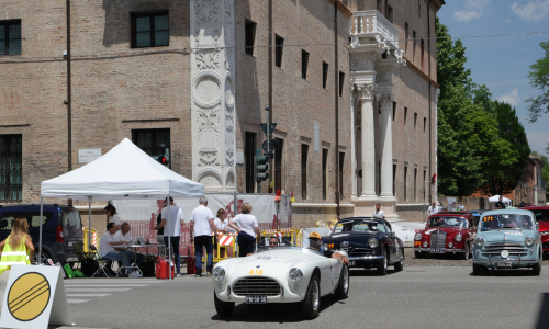 1000 Miglia 2026: la Freccia Rossa conquista Modena, capitale della Motor Valley.