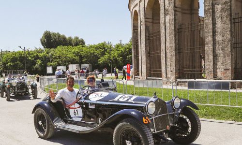 1000 Miglia 2026: Juan e Margarita Tonconogy conquistano la Freccia Rossa che guarda già al Centenario.