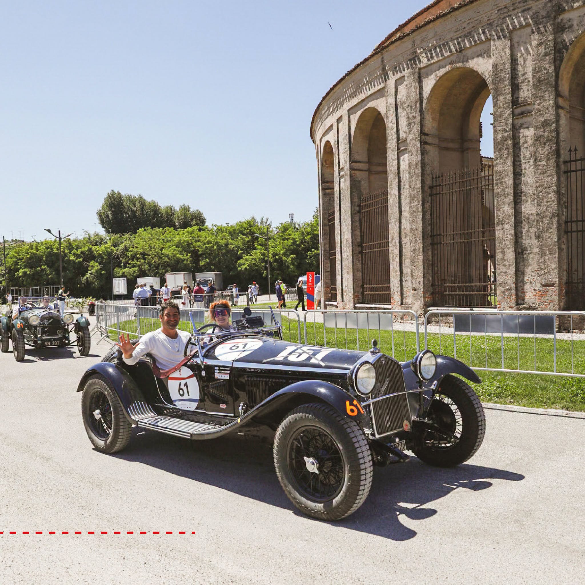 1000 Miglia 2026: Juan e Margarita Tonconogy conquistano la Freccia Rossa che guarda già al Centenario.