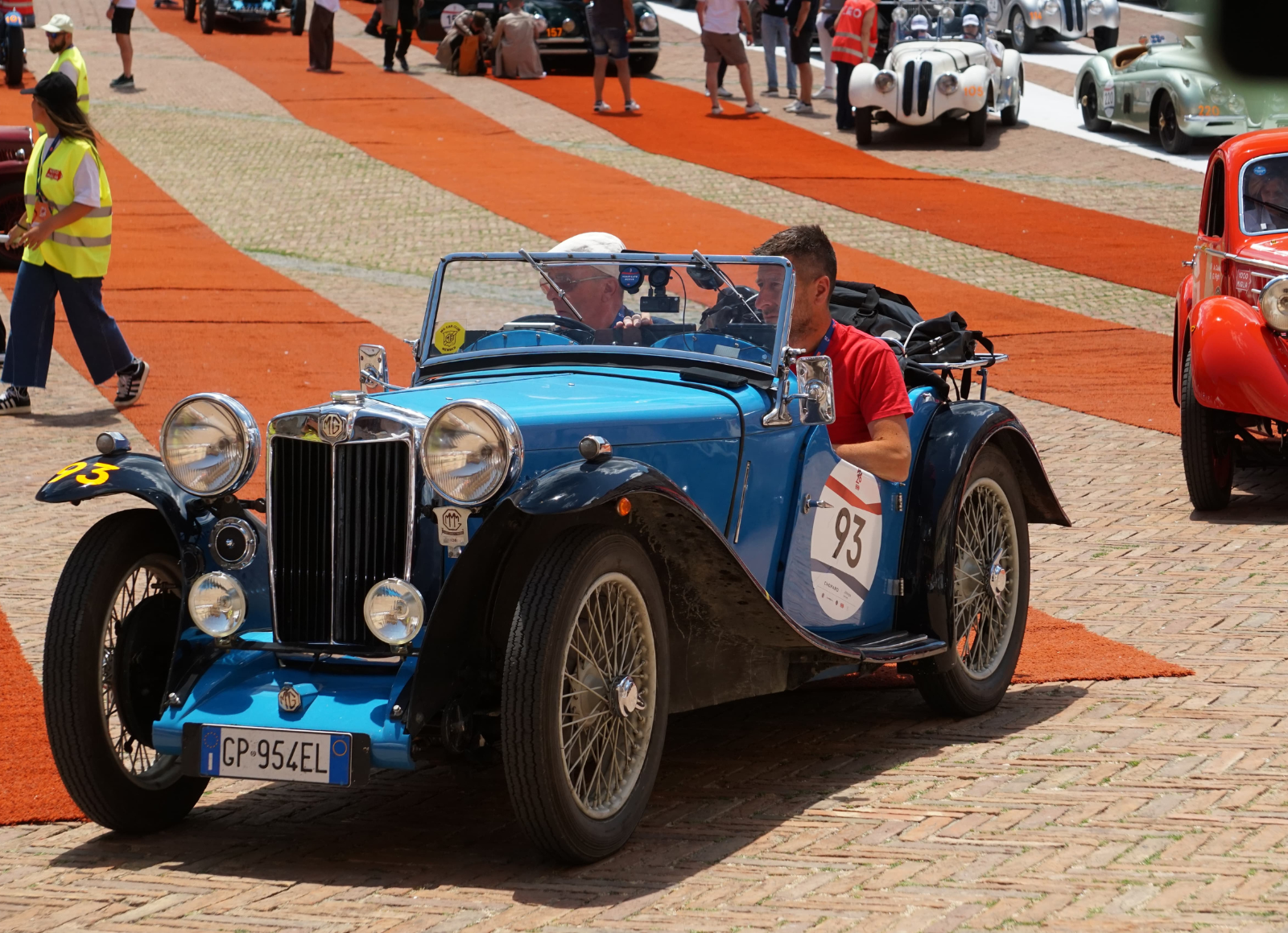 1000 Miglia 2026: Siena accoglie la Freccia Rossa, ora la corsa punta verso Roma.