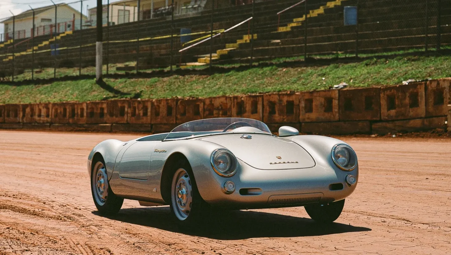 Porsche 550 Spyder: la replica elettrica da 80.000 euro che riproduce la leggenda in miniatura.