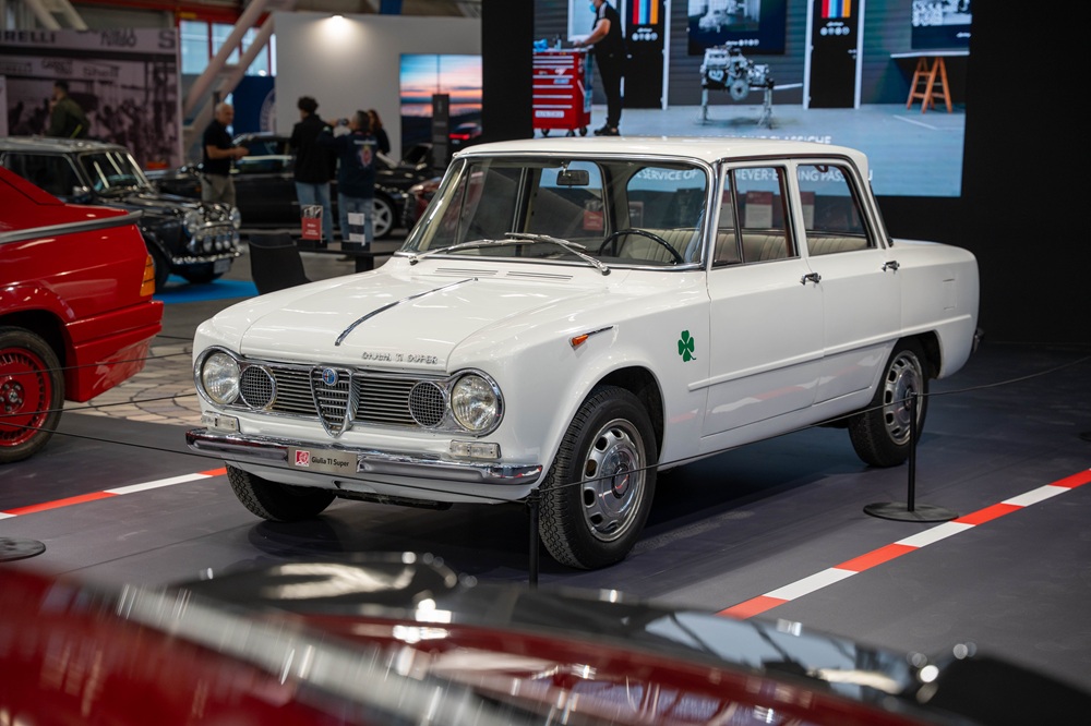 Alfa Romeo Giulia, il fascino senza tempo di una leggenda: il libro che racconta la storia di un’icona.