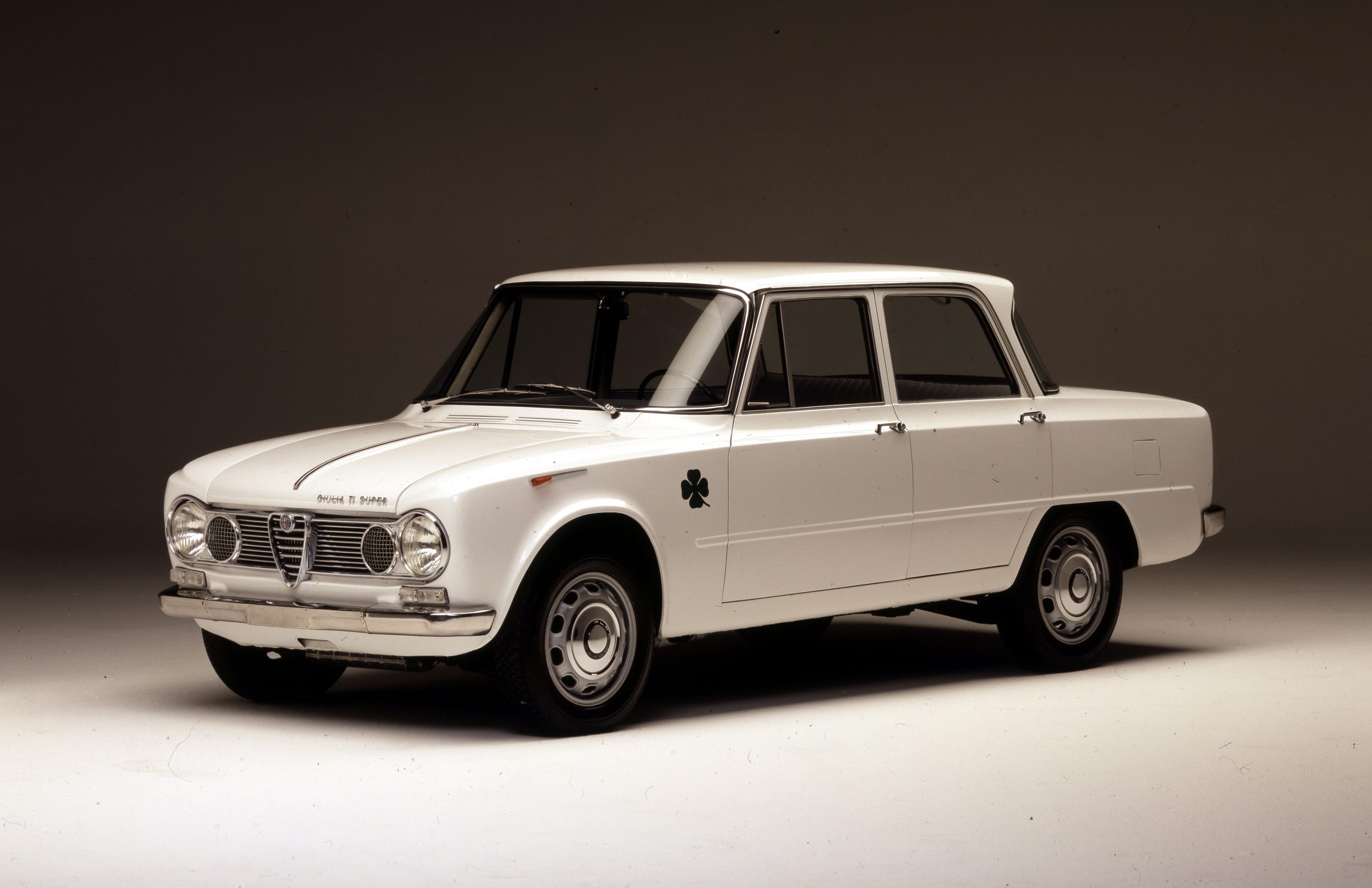 Alfa Romeo ad Auto e Moto d’Epoca 2026: quattro generazioni di berline sportive, dalla Giulia TI Super alla Quadrifoglio.
